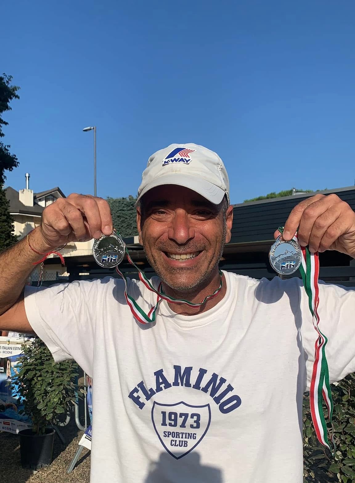 Maurizio Sonnino, istruttore di nuoto a Roma, con due medaglie al collo